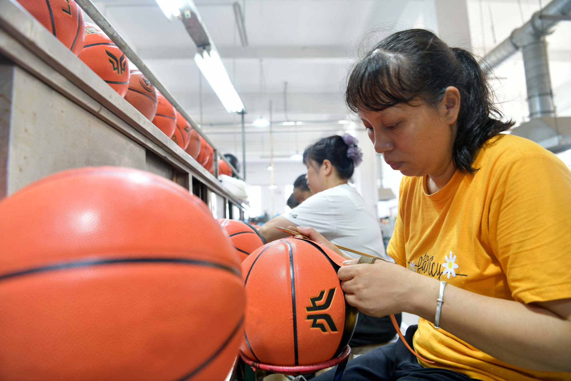 湖北通城：科技创新铸品质 山里球投向世界